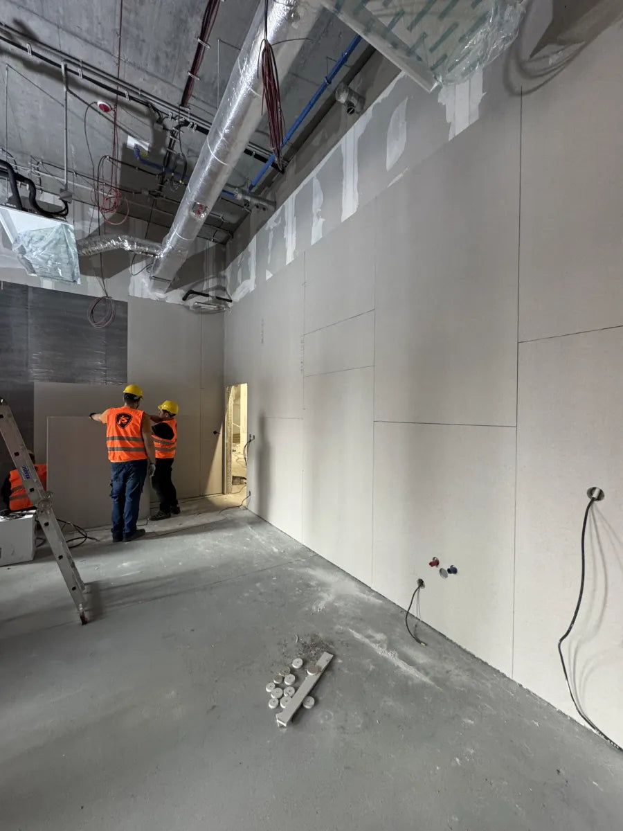 Montaż osłon RTG w trakcie - prace instalacyjne w pomieszczeniu